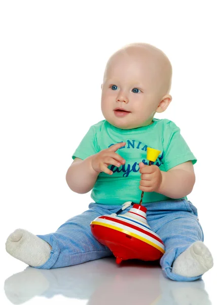 Kleine jongen spelen met een zweefmolen. — Stockfoto