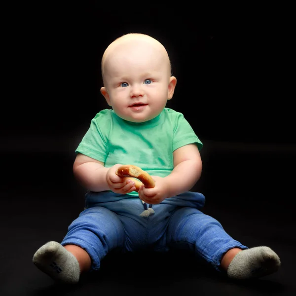 Kleine jongen op een zwarte achtergrond. — Stockfoto