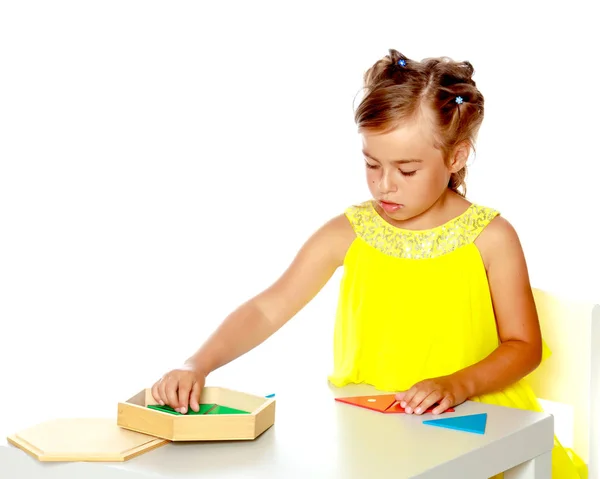 A little girl is studying Montessori stuff. — Stock Photo, Image