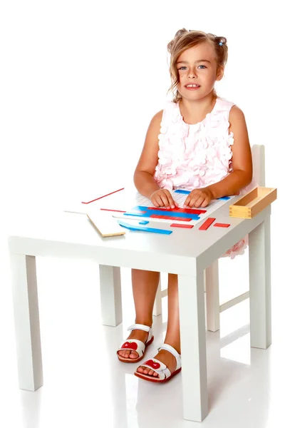 A little girl is studying Montessori stuff. — Stock Photo, Image