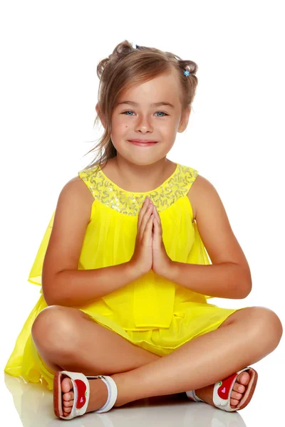 Little girl is sitting on the floor. — Stock Photo, Image