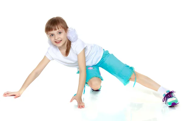 Una niña con una camiseta blanca y pantalones cortos . —  Fotos de Stock