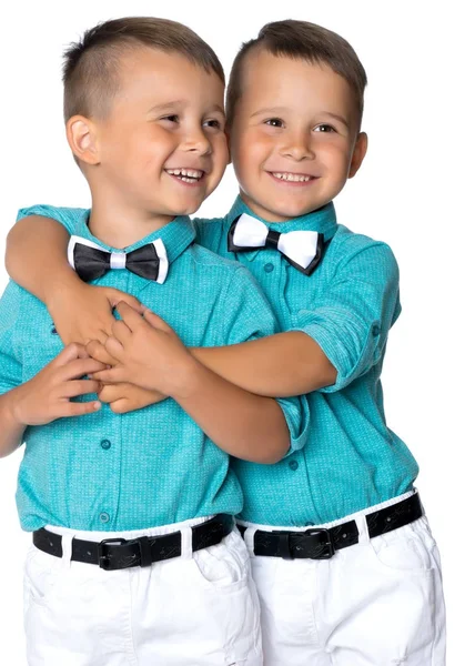 Två bröder kram glatt — Stockfoto