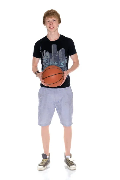 Gut gemachter Typ mit Ball für Basketball — Stockfoto