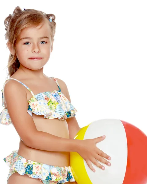 Bambina in costume da bagno con una palla — Foto Stock