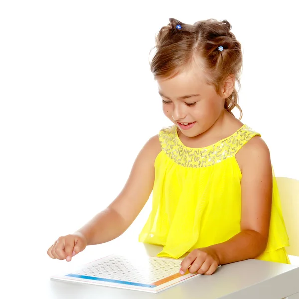 A little girl is studying Montessori stuff. — Stock Photo, Image