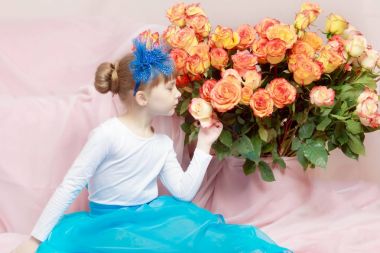 Uzun saç ve üzerinde kısa bir patlama ile güzel sarışın kız