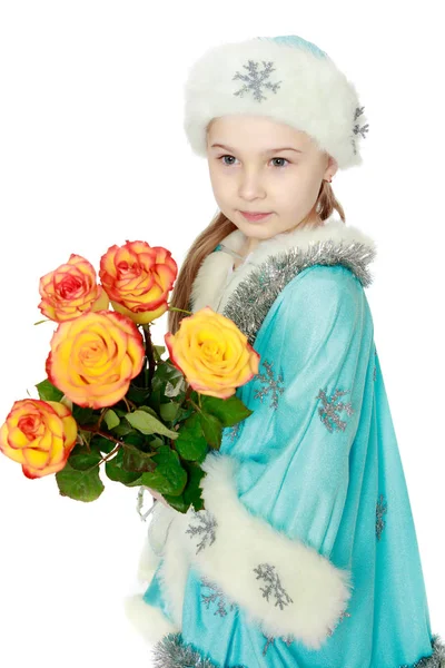 Bir buket çiçek ile kız kar kızlık. — Stok fotoğraf