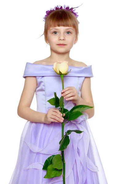 Girl sits next to a bouquet of flowers. — Stock Photo, Image