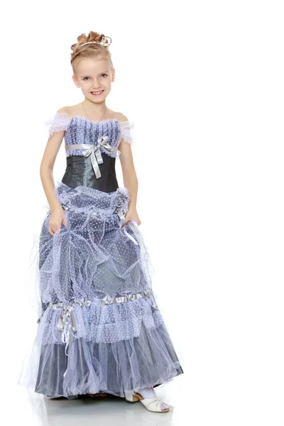 Schönes kleines Mädchen im Prinzessinnenkleid. — Stockfoto