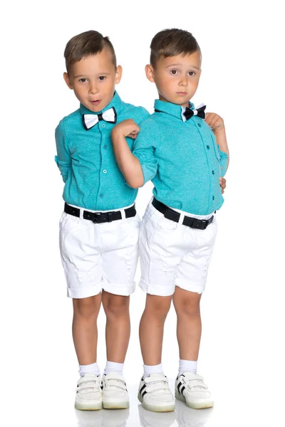 Twee triest Gemini-jongens — Stockfoto