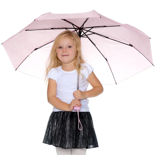 Kleines Mädchen unter einem Regenschirm. — Stockfoto