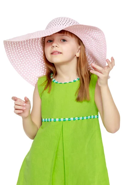 Una chica posando en un sombrero de paja de playa . — Foto de Stock