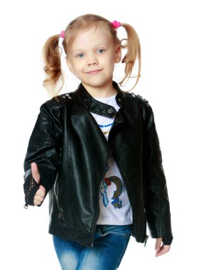 Küçük kız başparmağını kaldırıyor