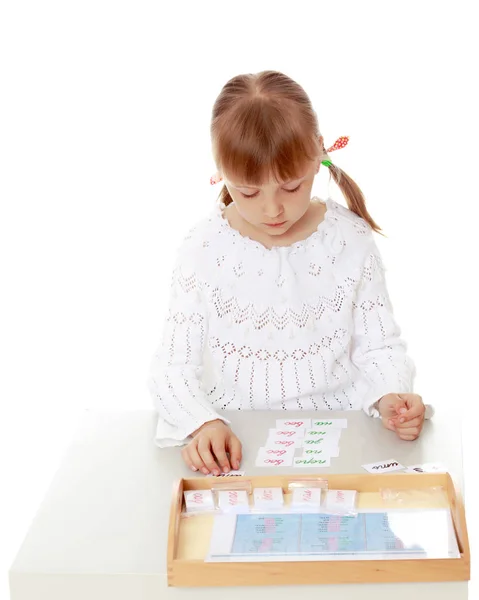 A little girl is studying Montessori stuff. — Stock Photo, Image