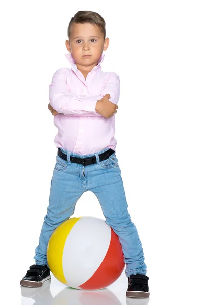 Um menino está brincando com uma bola . — Fotografia de Stock