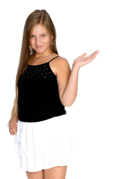 Beyaz mini etek ve siyah T-shirt bir genç kız. — Stok fotoğraf