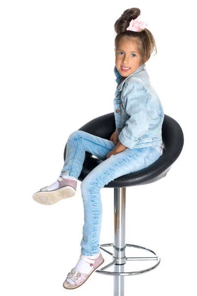 Kleines Mädchen auf einem Drehstuhl — Stockfoto