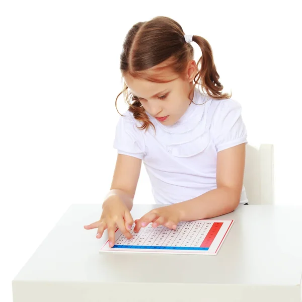 Uma menina está estudando coisas Montessori. — Fotografia de Stock