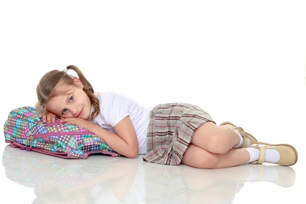 Маленькая девочка лежит на полу — стоковое фото