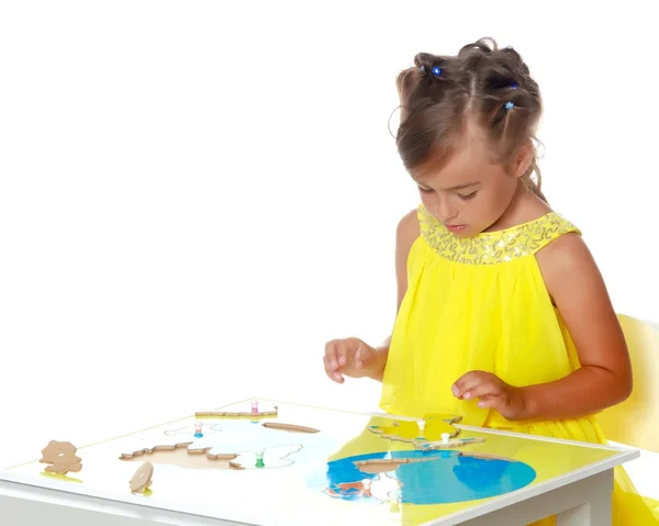 Malá holka studuje Montessori věci. — Stock fotografie