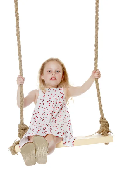 Κοριτσάκι που αιωρείται σε κούνια — Φωτογραφία Αρχείου