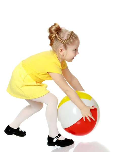 Κορίτσι που παίζει με μια μπάλα. — Φωτογραφία Αρχείου