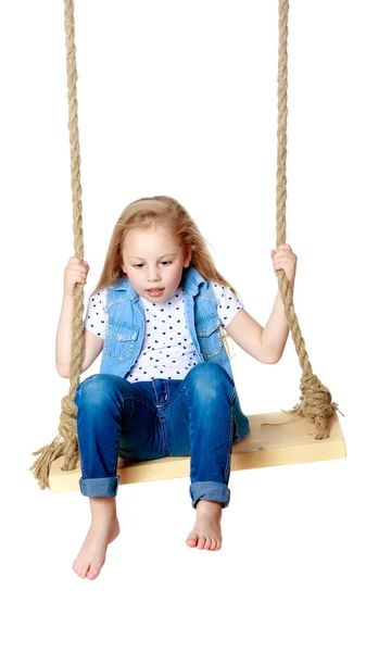 Klein meisje swingen op een swing — Stockfoto