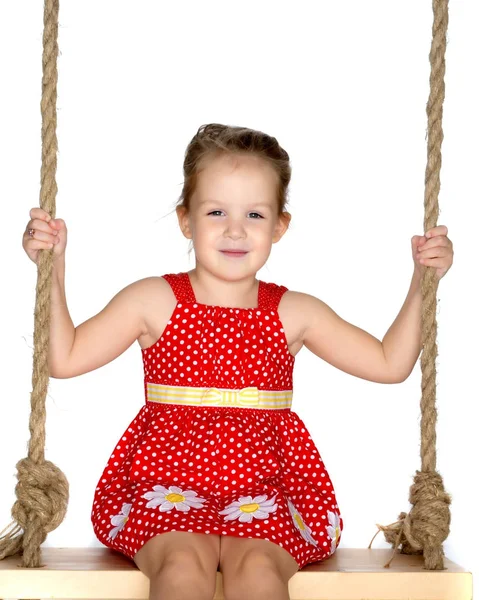 Menina balançando em um balanço — Fotografia de Stock