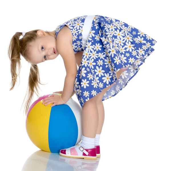 Dziewczynka bawi się z piłką — Zdjęcie stockowe