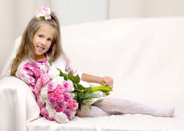 Menina com um buquê de flores — Fotografia de Stock