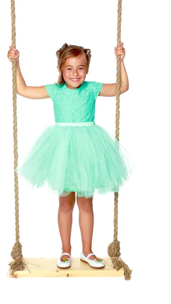 Klein meisje swingen op een swing — Stockfoto