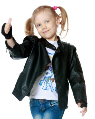 Küçük kız başparmağını kaldırıyor