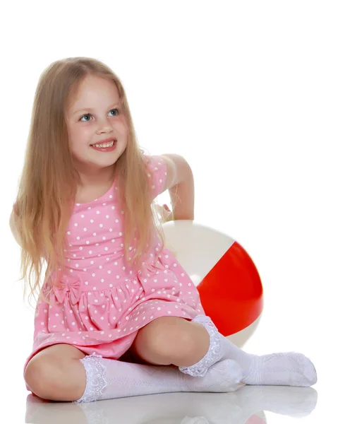 Menina está brincando com uma bola — Fotografia de Stock