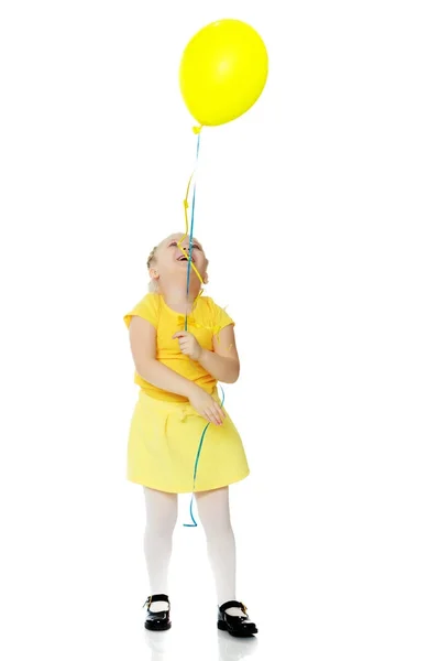 Маленька дівчинка з повітряними кулями . — стокове фото