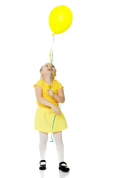 Kleines Mädchen mit Luftballons. — Stockfoto