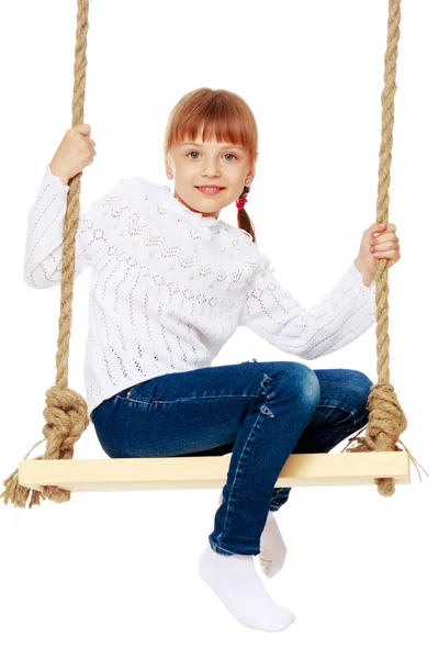 Menina balançando em um balanço — Fotografia de Stock