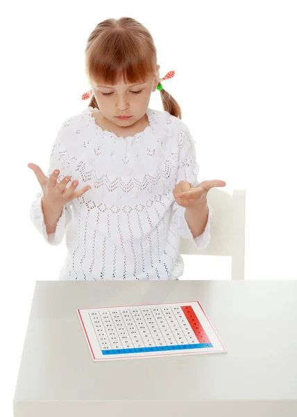 Een klein meisje studeert Montessori dingen.. — Stockfoto