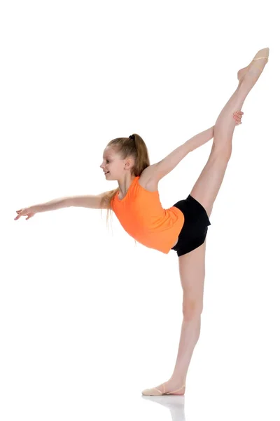 Μια έφηβη κοπέλα δραστηριοποιείται στο γυμναστήριο. — Φωτογραφία Αρχείου