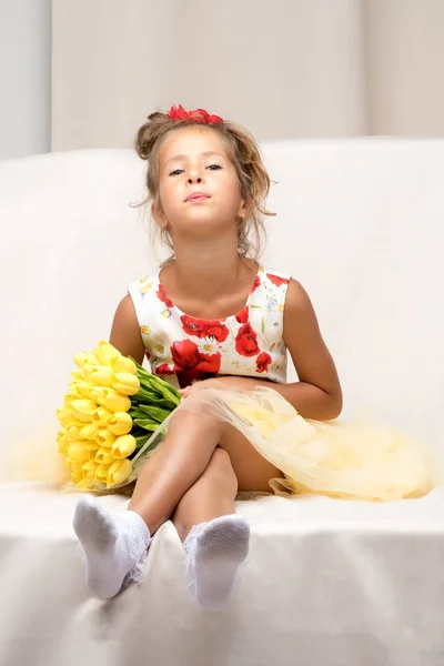 Niña con un ramo de flores —  Fotos de Stock