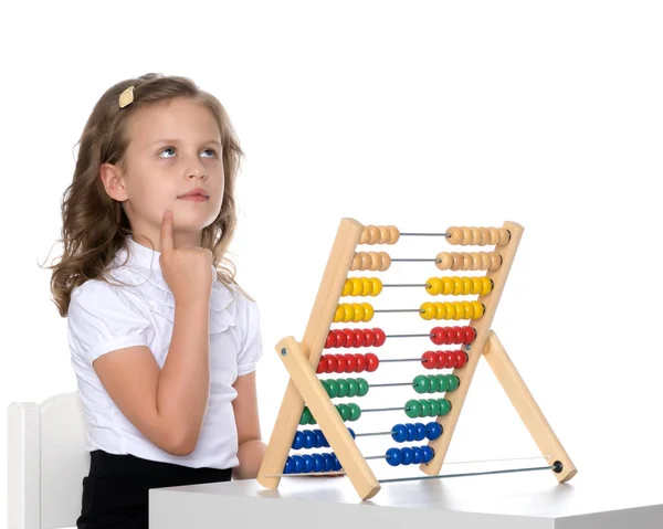 Kız abacus üzerinde sayar — Stok fotoğraf