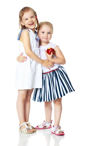 Две девчонки с яблоком — стоковое фото