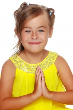 Küçük kız yerde oturuyor..