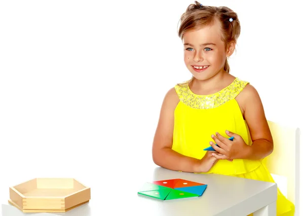 Una niña está estudiando cosas de Montessori.. —  Fotos de Stock