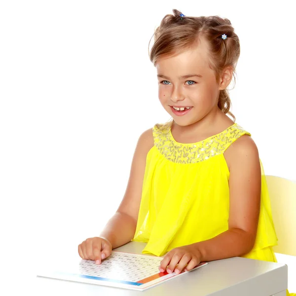 Küçük bir kız Montessori dersleri alıyor.. — Stok fotoğraf
