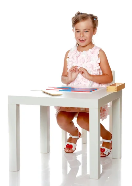 Una niña está estudiando cosas de Montessori.. —  Fotos de Stock