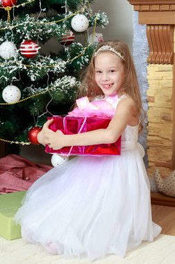 Noel ağacı tarafından bir hediye ile küçük Prenses.