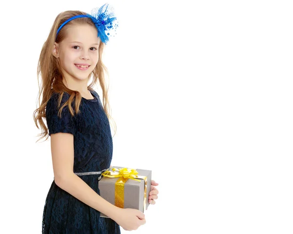 Elinde bir hediye ile sevimli küçük kız. — Stok fotoğraf