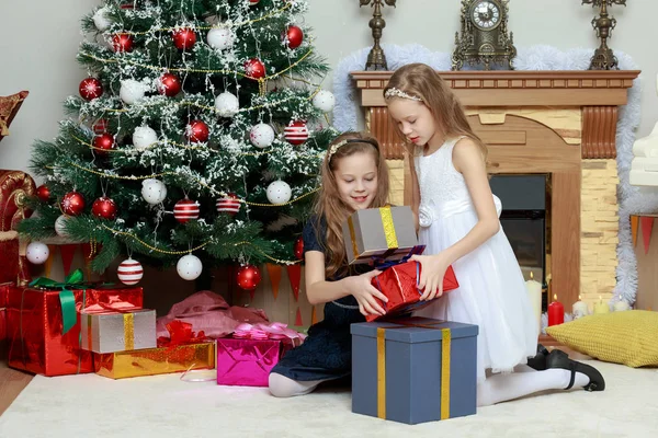 Meninas gêmeas com presentes e árvore de Natal . — Fotografia de Stock