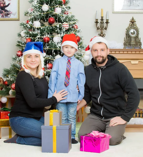 Šťastná rodina vánoční strom — Stock fotografie